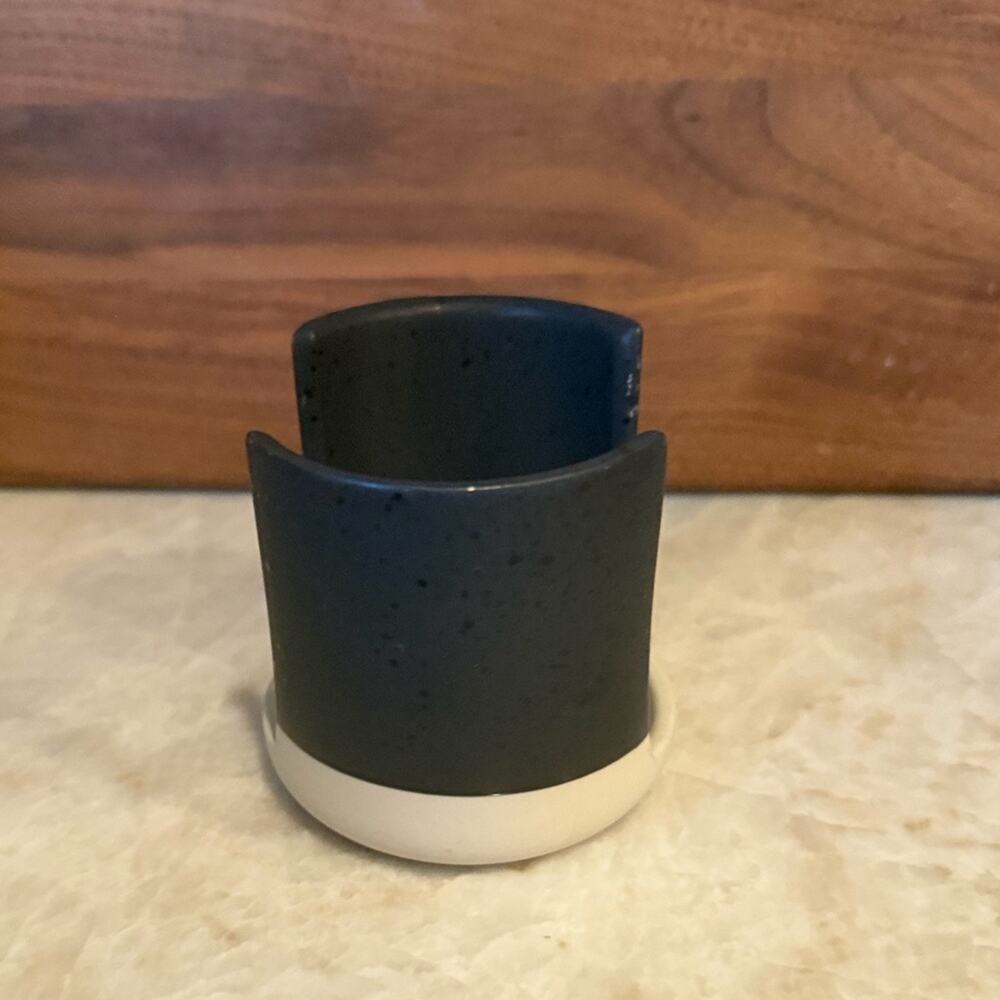 Ciroa Black and cream sponge holder